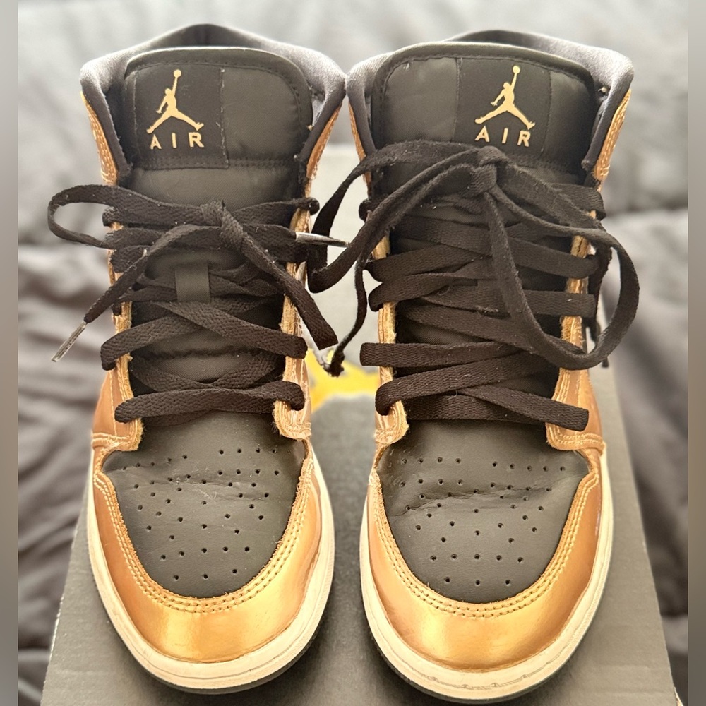 Air Jordan 1 Big Kids Black and Gold size 7y